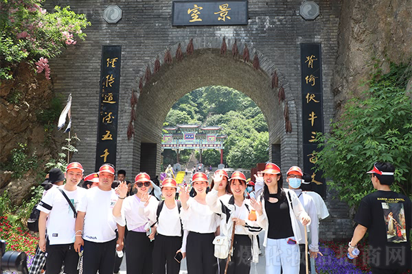 遠赴人間驚鴻宴·國學經(jīng)典記心間 遠赴人間驚鴻宴·國學經(jīng)典記心間